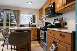 Fridge, microwave, stovetop, dishwasher - Lil' Lakeshore Cabin (Traverse City)