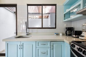 Réfrigérateur, four à micro-ondes, surface de cuisson, cafetière-théière