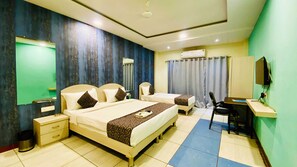 Deluxe-Dreibettzimmer | Schreibtisch, laptopgeeigneter Arbeitsplatz, kostenloses WLAN