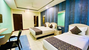 豪華三人房 | 書桌、筆電工作空間、免費無線上網