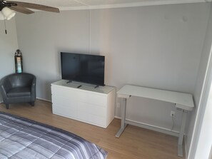 Escritorio, tabla de planchar con plancha, wifi gratis y ropa de cama 