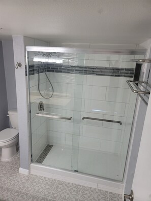 Een douche, een haardroger, handdoeken, zeep