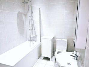 Appartement | Salle de bain | Articles de toilette gratuits, sèche-cheveux, serviettes fournies, savon