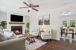 Smart TV, books - Outlet Mall+Great Dining+Family Friendly+Cozy Home (Locust Grove)