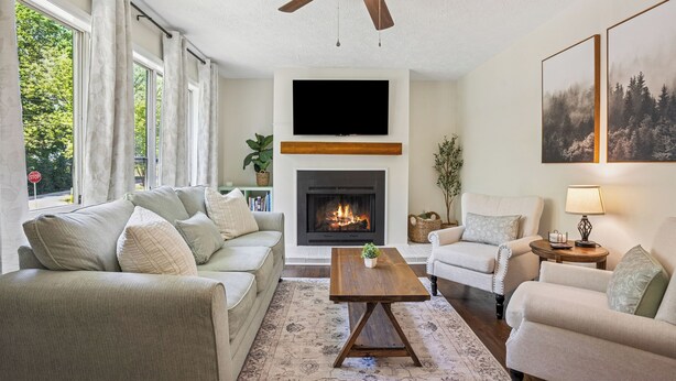 Smart TV, books - Outdoor Grill & Games Near Downtown Shops & Dining (Locust Grove)