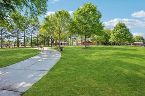 Property grounds - Outlet Mall+Great Dining+Family Friendly+Cozy Home (Locust Grove)