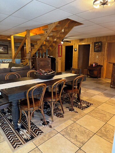 Spacious 5 bedrooms, three stories log cabin with WiFi, AC in charming Bronston