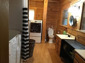 Dusche, Whirlpool, Haartrockner, Handtücher