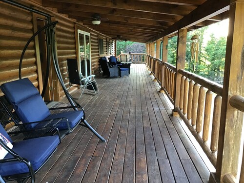 Spacious 5 bedrooms, three stories log cabin with WiFi, AC in charming Bronston