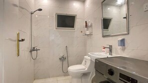 Shower, hair dryer, bidet, towels - AQ73 Palma Exclusive Apartment (Riyadh)