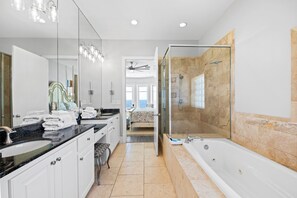 Douche, baignoire à jets, sèche-cheveux, serviettes fournies