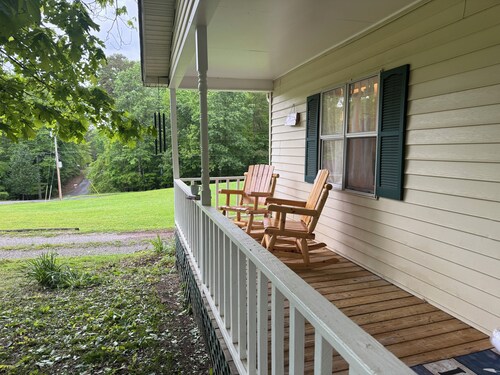 2-bedroom cabin in charming Spring City walking distance to watts bar lake.