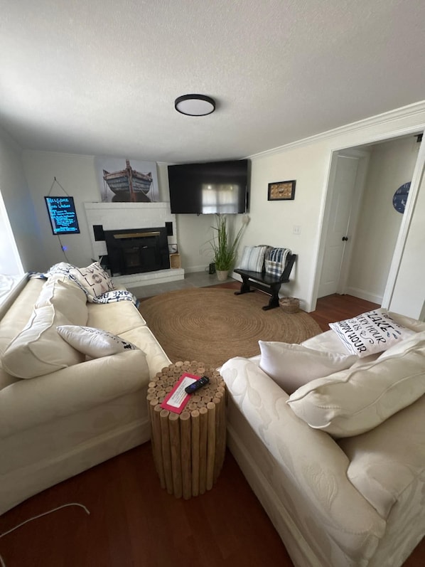 Smart TV, fireplace