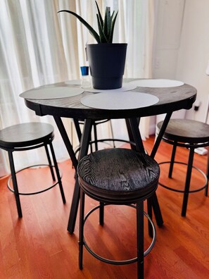 Dining - 2-bedroom cabin in charming Spring City walking distance to watts bar lake. (Spring City)