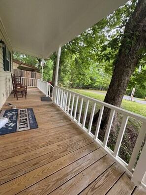 Terrace/patio - 2-bedroom cabin in charming Spring City walking distance to watts bar lake. (Spring City)