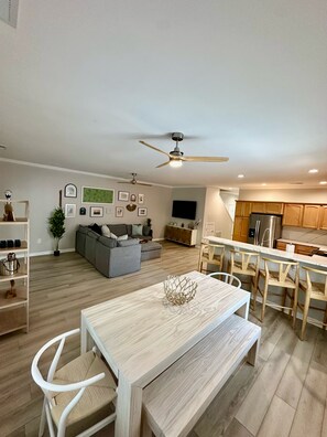 Smart TV - Spacious 8br/5.5ba home in Rehoboth Beach. WiFi, Pool, Pet friendly, Renovated. (Rehoboth Beach)