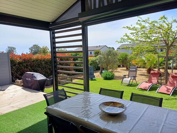 Outdoor dining - Warm, peaceful cottage in the heart of vineyards near the sea in HERAULT (Marseillan)