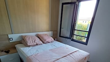 2 bedrooms, iron/ironing board, WiFi, bed sheets