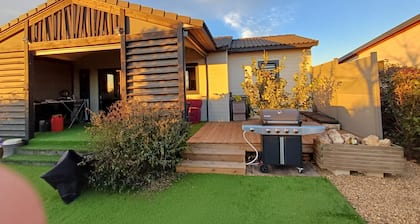 Warm, peaceful cottage in the heart of vineyards near the sea in HERAULT
