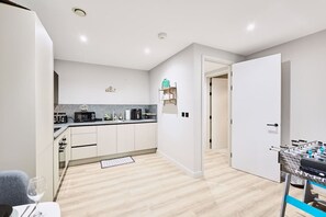 Réfrigérateur, four à micro-ondes, un four, surface de cuisson