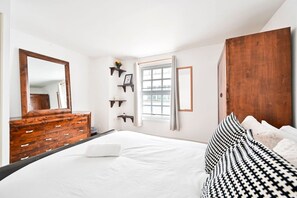 2 bedrooms, desk, iron/ironing board, free WiFi
