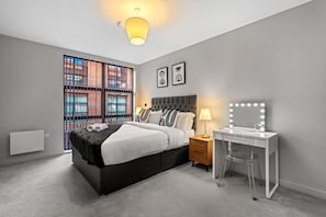 1 chambre, bureau, fer et planche à repasser, lit parapluie