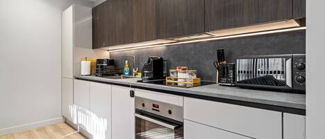 Kühlschrank, Mikrowelle, Ofen, Herdplatte