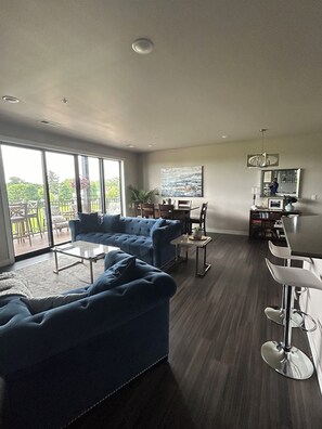 TV connectée, cheminée, livres