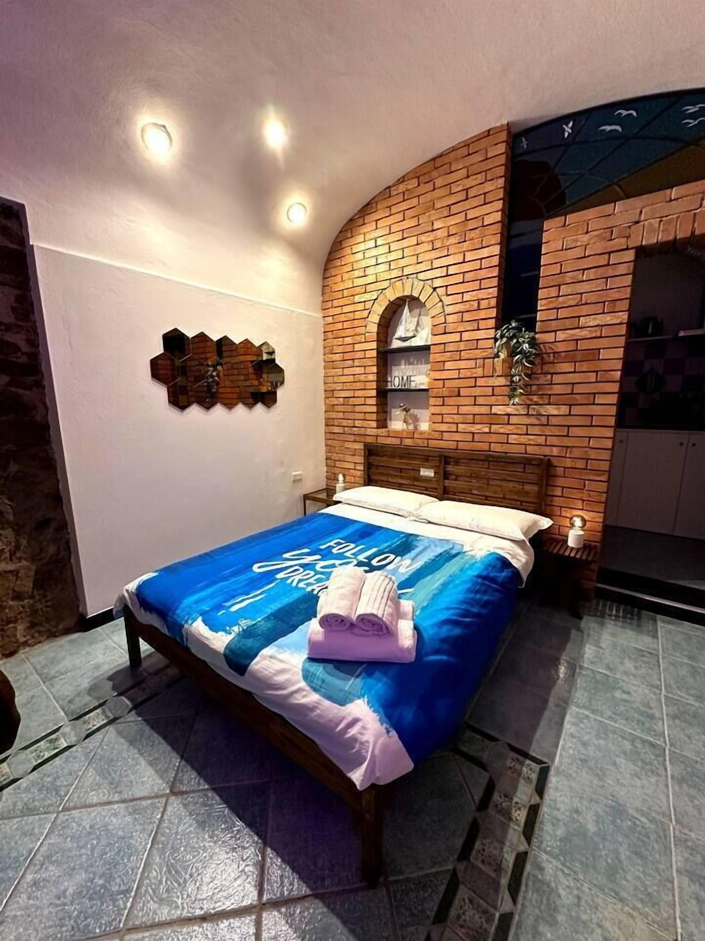 1 habitación, tabla de planchar con plancha, wifi y ropa de cama 