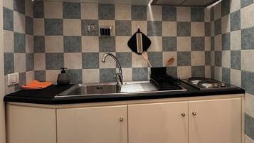 Fridge, stovetop, coffee/tea maker, cookware/dishes/utensils