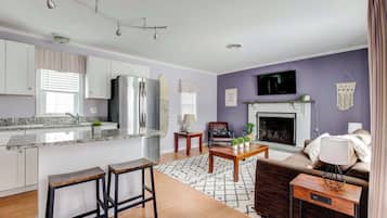 TV, fireplace