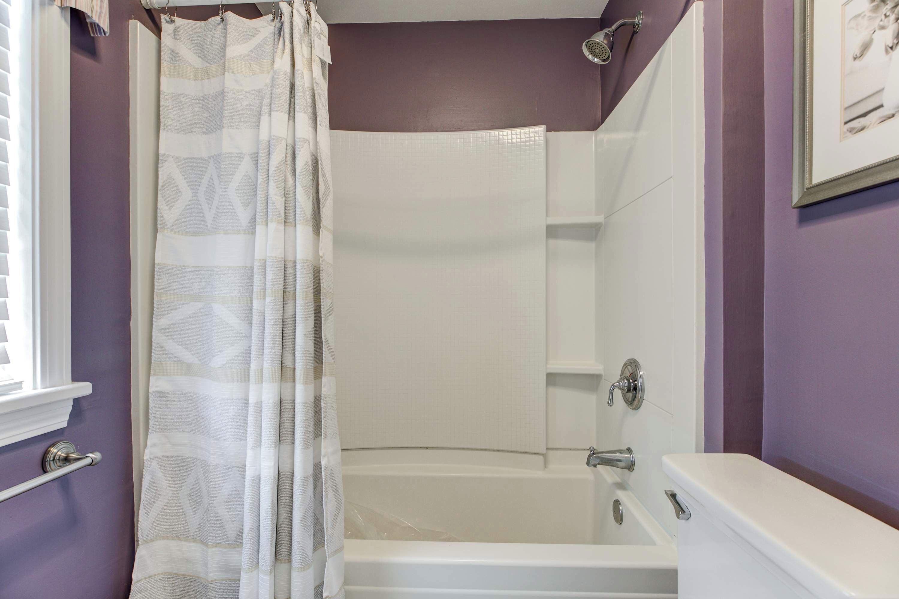 Regadera, secadora de cabello, toallas 