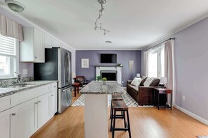 TV - Ellery Beach Bungalow #45- A Refined Island Escape (Middletown)