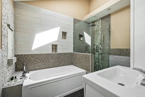 Douche, séchoir à cheveux, serviettes fournies, savon