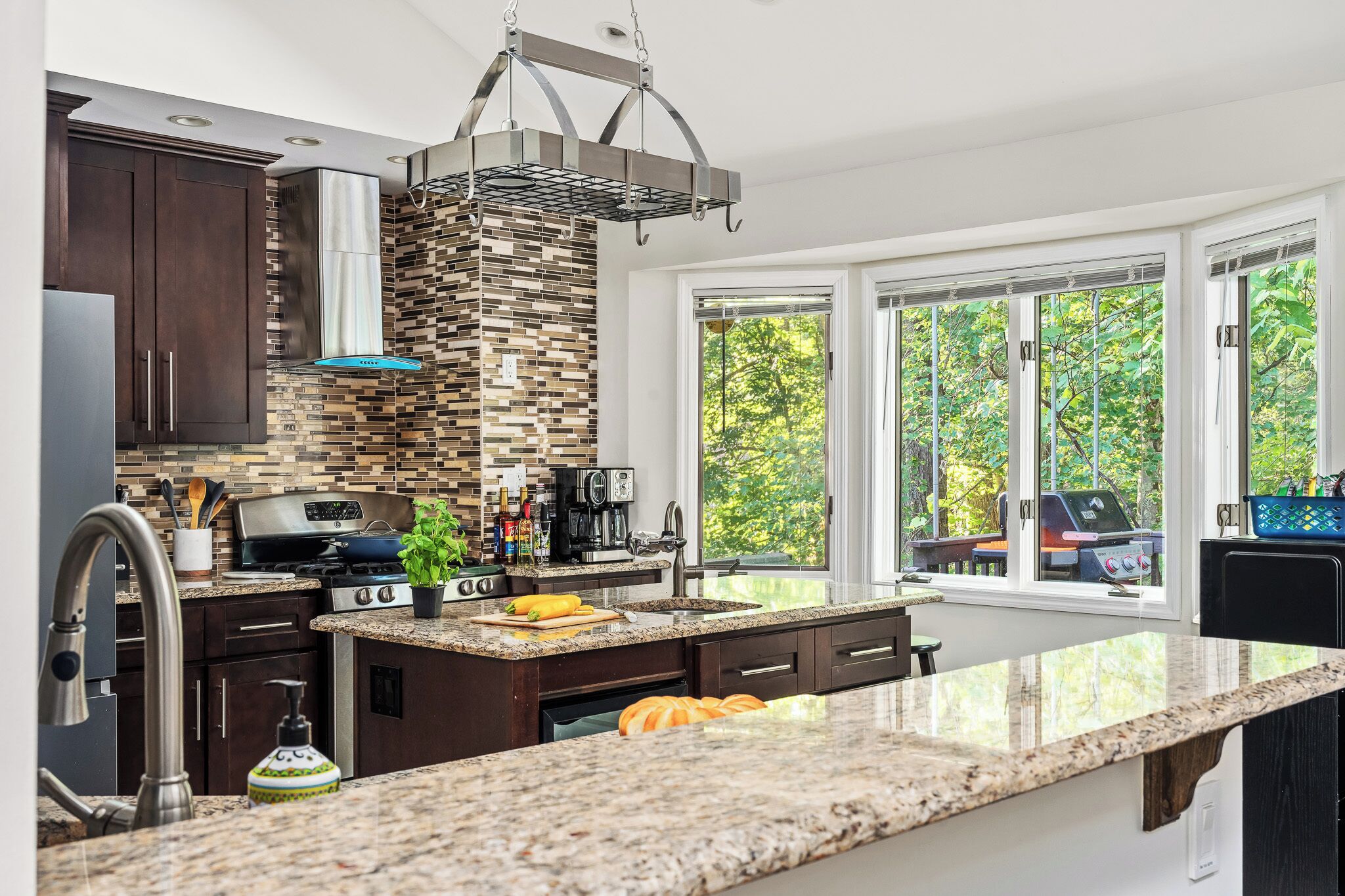 Geladeira, micro-ondas, fogão, cooktop