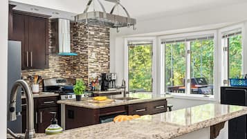 Geladeira, micro-ondas, fogão, cooktop