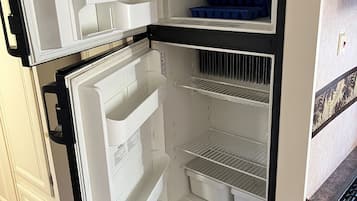 Full-sized fridge, microwave, oven, stovetop