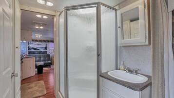 Big Spacious camper | Bilik Mandi | Pengering rambut, tuala disediakan, sabun, syampu