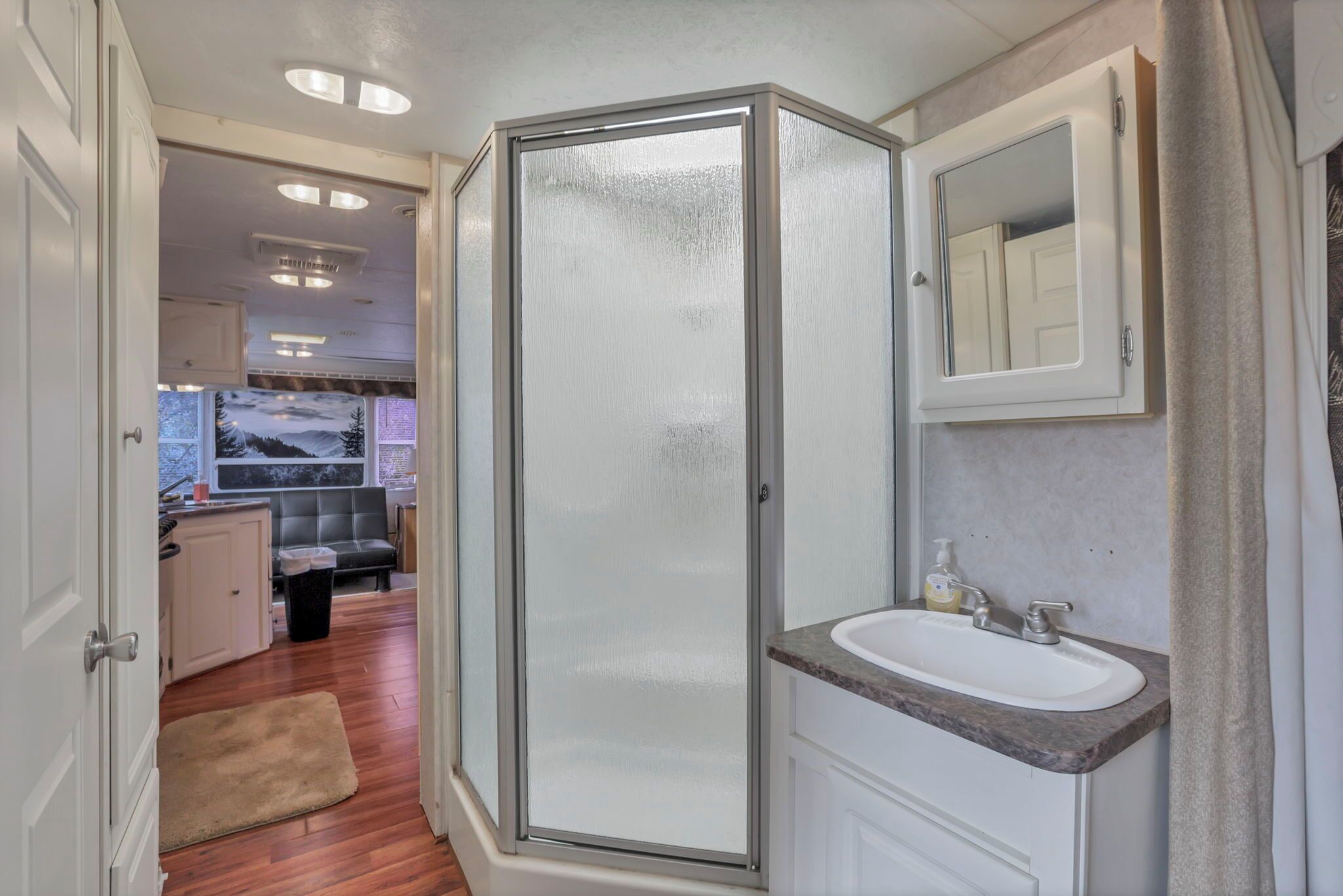 Big Spacious camper | Banheiro | Secador de cabelo, toalhas de banho, sabonete, shampoo