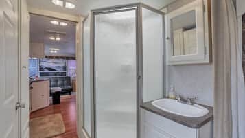 Big Spacious camper | Banheiro | Secador de cabelo, toalhas de banho, sabonete, shampoo