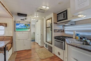 Big Spacious camper | Cocina privada | Frigorífico grande, microondas, horno y placa de cocina