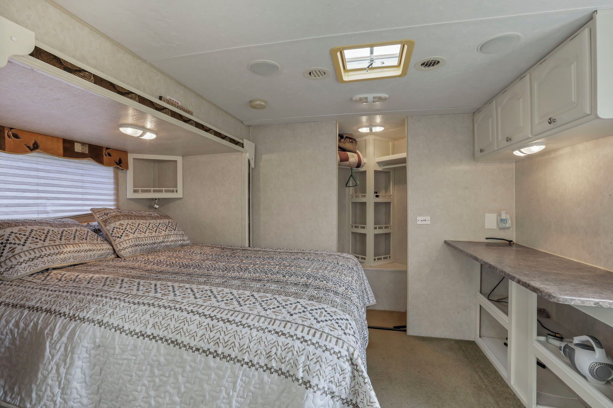 Big Spacious camper | Living area