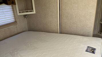 Habitació individual familiar | Wifi gratuïta i roba de llit