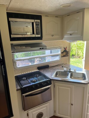 Big Spacious camper | Cuisine privée | Grand réfrigérateur, micro-ondes, four, plaque de cuisson