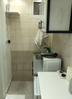 Douche, sèche-cheveux, bidet, serviettes fournies