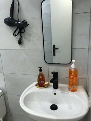 Dusche, Haartrockner, Bidet, Handtücher