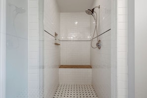 Regadera, toallas, jabón, papel de baño
