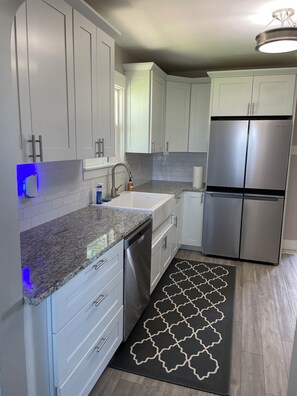 Microwave, oven, stovetop, dishwasher - Spacious 3-bedroom house in peaceful Heyburn with AC, WiFi (Heyburn)