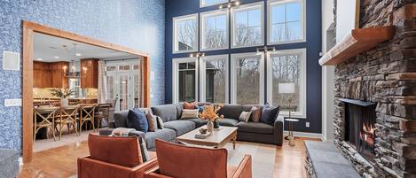 TV connectée, cheminée, table de tennis de table, chaîne hi-fi