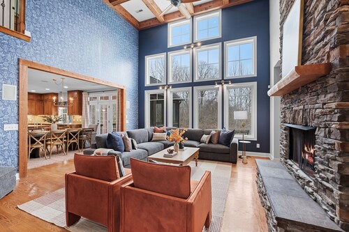 Nashville Best Large Group Retreat– Pool/ Hot Tub/Theatre/ Karaoke/ Gym +